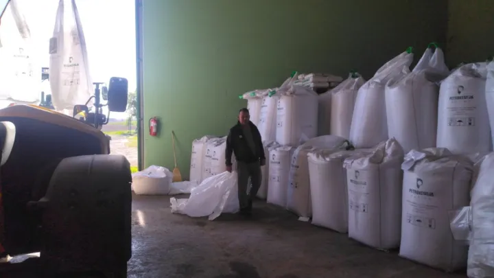 DRENJE - Josip Petanjak, jedan od trojice braće vlasnika triju obrta u poljoprivrediplavi dizel i gnojivo za cijelu godinu nabavili pro&scaron;le jeseni, nakon isplate uroda i poticajaskladi&scaron;te gnojivatravanj 2026.