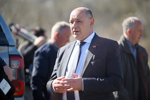 Zagvozd, 08.04.2026. Uprava za zatočene i nestale Ministarstva hrvatskih branitelja provodi terenska istraživanja na tri lokacije na području Splitsko-dalmatinske županije, gdje su pronađeni posmrtni ostaci žrtava iz Drugog svjetskog rata, a danas će u blizinu jedne od lokacija doći potpredsjednik Vlade i ministar hrvatskih branitelja Tomo Medved. foto HINA/ Mario Strmotić/ ms