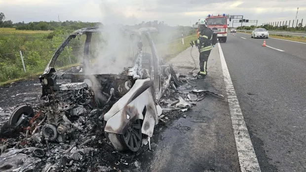 Izgorjelo hibridno-električno vozilo na autocesti A3foto: JVP Županje