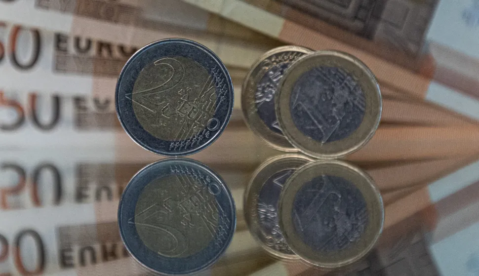 Zagreb, 22.02.2023 - Prvi put, u Hrvatskoj u srijedu je u 8 sati počeo upis državnih obveznica namijenjenih građanima, tzv. narodnih obveznica, minimalni ulog je 500 eura, a minimalna kamatna stopa koja će se obračunavati je 3,25 posto godi&scaron;nje.Ilustracija, kovanica, graf, inflacija, euro, bdp, obveznica.foto HINA/ Damir SENČAR/ ds