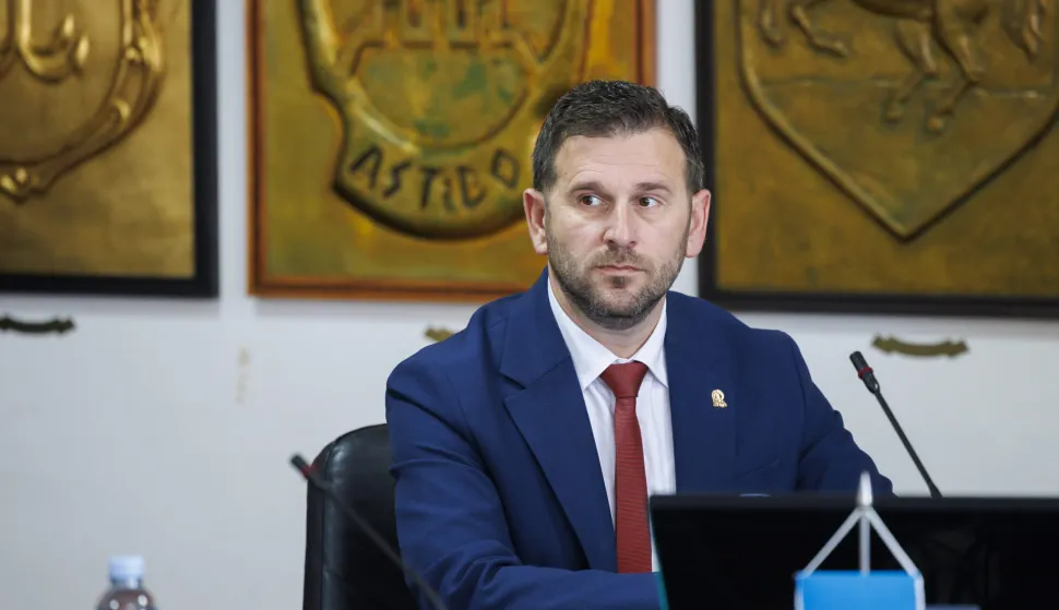 Split, 09.04.2026. - Splitsko Gradsko vijeće održalo je tematsku sjednicu o budućnosti stadiona Poljud i razvoju stadionske infrastrukture u Splitu. Na fotografiji gradonačelnik Tomislav &Scaron;uta.foto HINA/ Miroslav LELAS/ lm