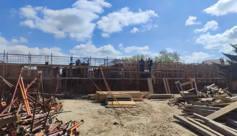 U Osnovnoj &scaron;koli Mitnica u Vukovaru u tijeku su radovi na dogradnji &scaron;kole, a nedavno su zavr&scaron;eni i sportski tereni, radovi ukupne vrijednosti vi&scaron;e od 4,6 milijuna eura kojim će se omogućiti prelazak na jednosmjensku nastavu i uvođenje cjelodnevne &scaron;kole.