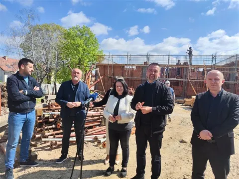 U Osnovnoj &scaron;koli Mitnica u Vukovaru u tijeku su radovi na dogradnji &scaron;kole, a nedavno su zavr&scaron;eni i sportski tereni, radovi ukupne vrijednosti vi&scaron;e od 4,6 milijuna eura kojim će se omogućiti prelazak na jednosmjensku nastavu i uvođenje cjelodnevne &scaron;kole.