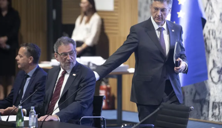 Zagreb, 09.04.2026 - Predsjednik Vlade Andrej Plenković sudjelovao je na svečanoj dodjeli ugovora za izgradnju, rekonstrukciju i opremanje osnovnih &scaron;kola za potrebe jednosmjenskog rada i cjelodnevne &scaron;kole. Na fotografiji Radovan Fuchs, Andrej Plenković. foto HINA/ Daniel KASAP/ dk