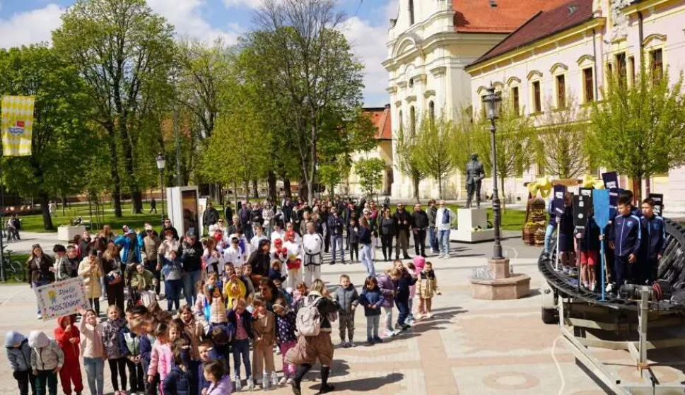 Poznati fotograf &Scaron;ime Strikoman u samom sredi&scaron;tu Vinkovaca, na korzu ispred Gimnazije, danas je snimio svoju 979. Milenijsku fotografiju