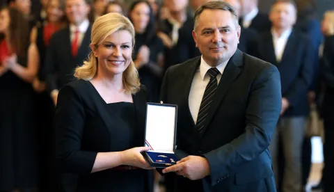 Zagreb, 18.06.2018. - U prigodi Dana državnosti RH predsjednica države Kolinda Grabar-Kitarović uručila je odlikovanja i priznanja Republike Hrvatske. Na fotografiji Kolinda Grabar-Kitarović, Renato Mittermayer. foto HINA/ Lana SLIVAR DOMINIĆ/ lsd
