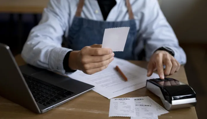 Close up hand typing on posfreepikračun fiskalizacija ilustracija