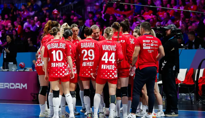 Rotterdam, 29.11.2025. - Hrvatska ženska rukometna reprezentacija u svom je drugom nastupu u skupini A na Svjetskom prvenstvu u Rotterdamu očekivano upisala i drugi poraz, bolje su bile aktualne europske doprvakinje Dankinje sa 35-24 (16-10). foto HINA/ IHF/Kolektiff images/Jozo Cabraja/ml