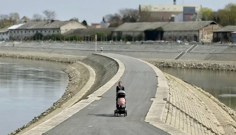 Osijek, 25. 03. 2026., Donjogradska promenada; proljeće; &scaron;etnja; majka i dijete; slobodnjak; slobodnjaci SNIMIO BRUNO JOBST