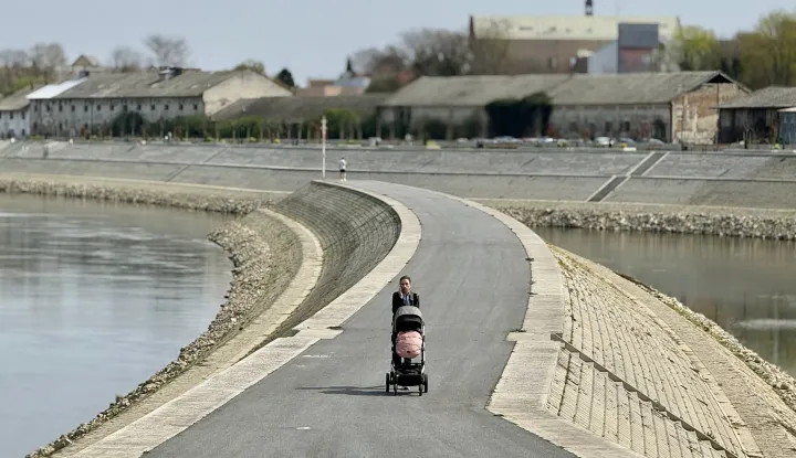 Osijek, 25. 03. 2026., Donjogradska promenada; proljeće; &scaron;etnja; majka i dijete; slobodnjak; slobodnjaci SNIMIO BRUNO JOBST