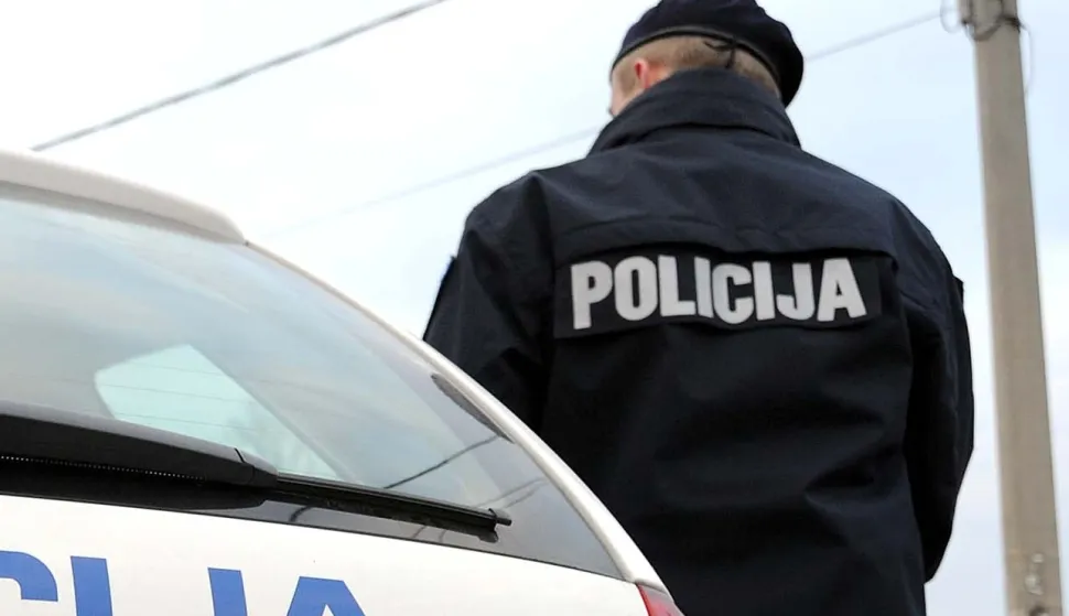 ?MUCICI,30.01.2011.CRNA KRONIKAMUCICI ODVOJAK ZA BRECE TEKA PROMETNA NESRECA SUDJELOVALI KOMBI POLICIJE CITROEN JUMPER I MOTOR DUCATI, TEKO OZLJEDEN MOTOCIKLIST OCEVID OBAVILI DJELATNICI POLICIJE (POLICIJA, OCEVID, MOTOR, KOMBI....)SNIMIO SERGEJ DRECHSLER------3st