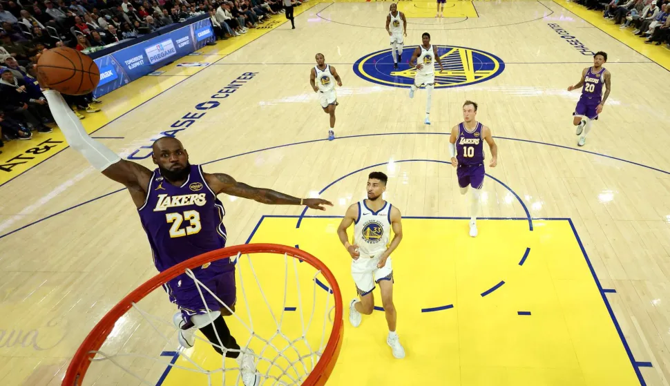 SAN FRANCISCO, CALIFORNIA - APRIL 09: LeBron James #23 of the Los Angeles Lakers goes up for a dunk against the Golden State Warriors during the second half at Chase Center on April 09, 2026 in San Francisco, California. NOTE TO USER: User expressly acknowledges and agrees that, by downloading and or using this photograph, user is consenting to the terms and conditions of Getty Images License Agreement. Ezra Shaw/Getty Images/AFP (Photo by EZRA SHAW/GETTY IMAGES NORTH AMERICA/Getty Images via AFP)
