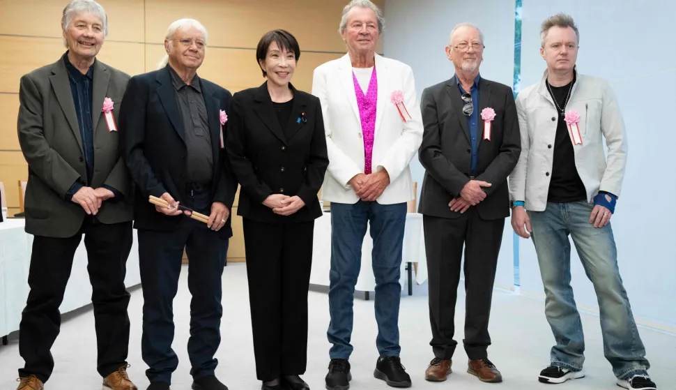 Japan?s Prime Minister Sanae Takaichi (3rd L) poses with members of British rock band Deep Purple Don Airey (L), Ian Paice (2nd L), Ian Gillan (3rd R), Roger Glover (2nd R) and Simon McBrideat (R) during their meeting the Prime Minister's Office in Tokyo on April 10, 2026. (Photo by Yuichi YAMAZAKI/POOL/AFP)