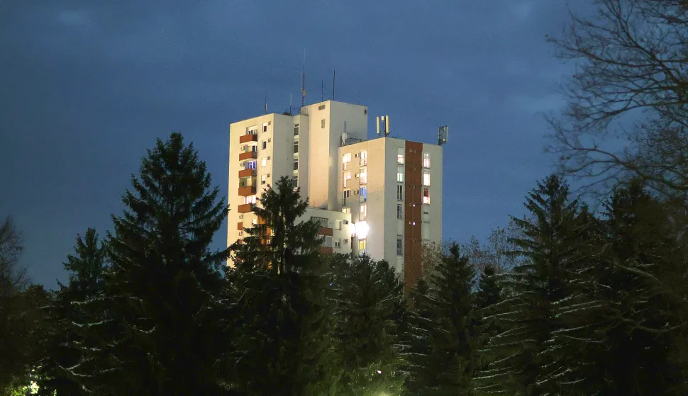 Osijek, 03. 01. 2026., četverolist, stambena zgrada, nekretnina, nekretnine, stanovanje, zima, hladno vrijeme, snijeg, noć, mrak, slobodnjak, slobodnjaci SNIMIO BRUNO JOBST