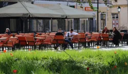 Osijek, 05. 04. 2026, Tvrđa. Uskrsno popodne na Trgu Svetog Trojstva. U proljetnom suncu su uživali malobrojni gosti na terasama kafića. Slobonjak, ilustracija.snimio GOJKO MITIĆ