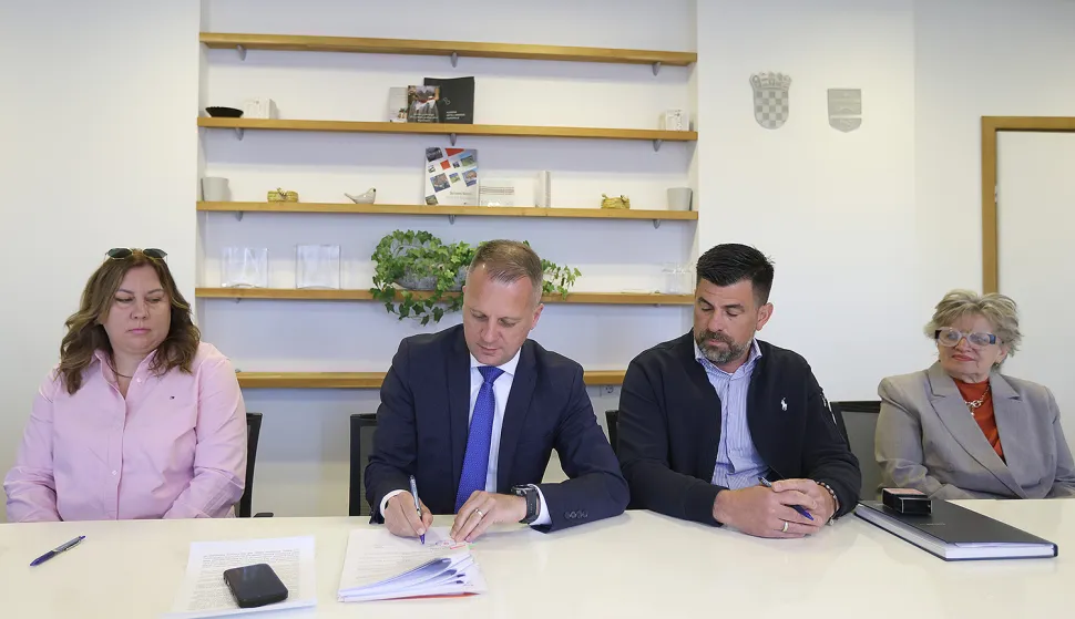 Ugovori za rekonstrukciju &scaron;kola Jsipovo i Čađavica