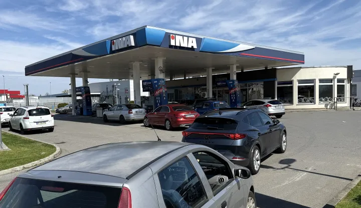 Osijek, 06. 04. 2026., gorivo, energenti, energent, dizel, benzin, tank, poskupljenje, kriza, automobili, gužva, INA, fosilna goriva, slobodnjak; slobodnjaciSNIMIO BRUNO JOBST