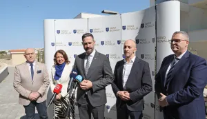 Novalja, 10.04.2026. - Ministar turizma i sporta Tonči Glavina održao je pripremni sastanak uoči ljetnog dijela godine s najvažnijim dionicima turističkog sektora te pripadnicima žurnih službi. Na početku sastanka svečano su uručeni ugovori županima sedam obalnih županija za financiranje dodatnih timova medicinske pomoći tijekom ljetne sezone, zatim Hrvatskoj gorskoj službi spa&scaron;avanja za podr&scaron;ku njihovim aktivnostima te Ministarstvu unutarnjih poslova za sufinanciranje projekta Sigurna turistička destinacija.Na fotografiji: Ivan Dabo, Irena Hrstić, Tonći Glavina, Ernest Petry, Kristjan Staničić, Foto: HINA/Zvonko KUCELIN