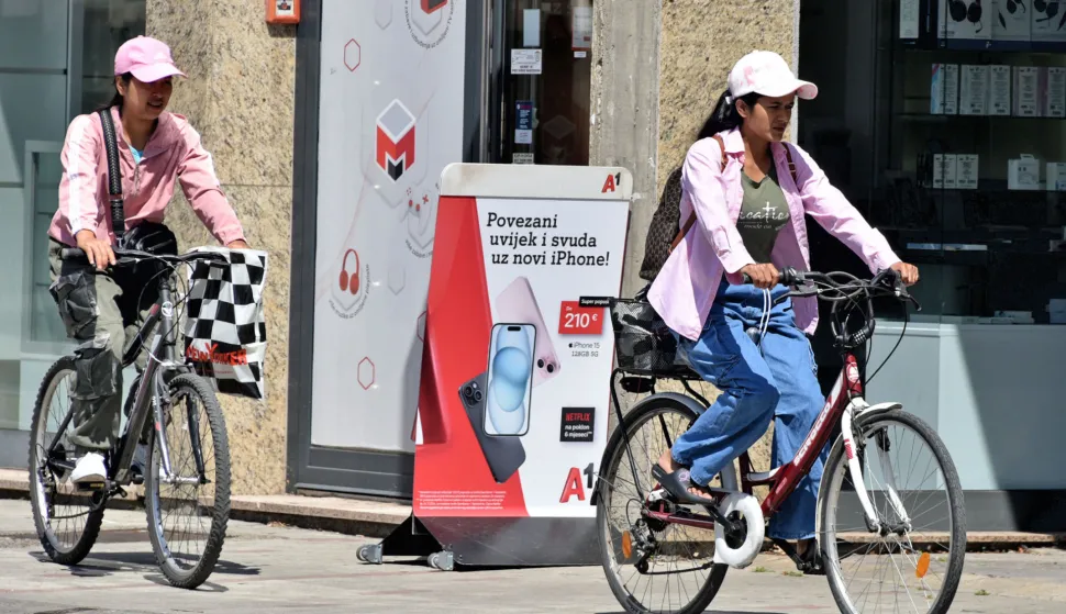 slavonija...vinkovci...11.07.2024.temperature i preko 35C u hladu ispraznile gradske ulice; osim ponekog bicikla i pjesaka, poluprazne i terase kafica, a starije se moze zateci kako drijemaju na klupama u hladu;foto Gordan Panić