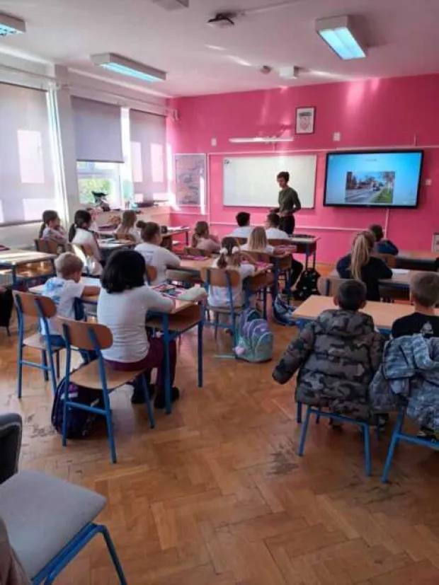 U sklopu lokalnih preventivnih projekata "Sigurnost u cestovnom prometu" i "Biciklirajmo, biciklističkom", policijski službenici za poslove prevencije Ureda načelnika, Policijske uprave osječko-baranjske proveli su edukativna predavanja u osnovnim i srednjim &scaron;kolama, te u vrtićima djeci pred&scaron;kolskog uzrasta.
