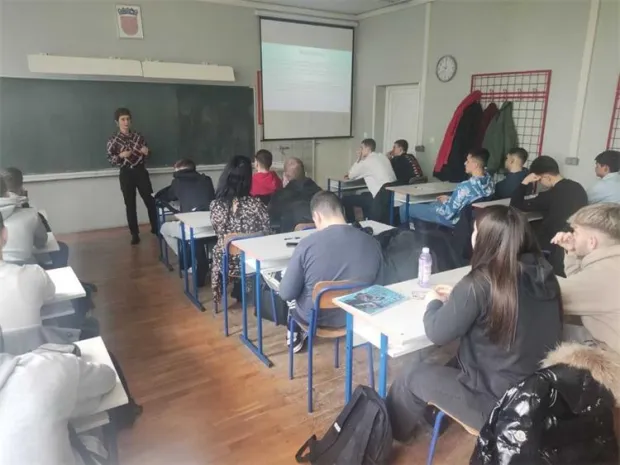 U sklopu lokalnih preventivnih projekata "Sigurnost u cestovnom prometu" i "Biciklirajmo, biciklističkom", policijski službenici za poslove prevencije Ureda načelnika, Policijske uprave osječko-baranjske proveli su edukativna predavanja u osnovnim i srednjim &scaron;kolama, te u vrtićima djeci pred&scaron;kolskog uzrasta.