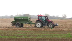 Osijek, 10. 11. 2025., poljoprivreda, traktor, slobodnjak, slobodnjaciSNIMIO BRUNO JOBSTNJIVA, POLJE, ORANICA