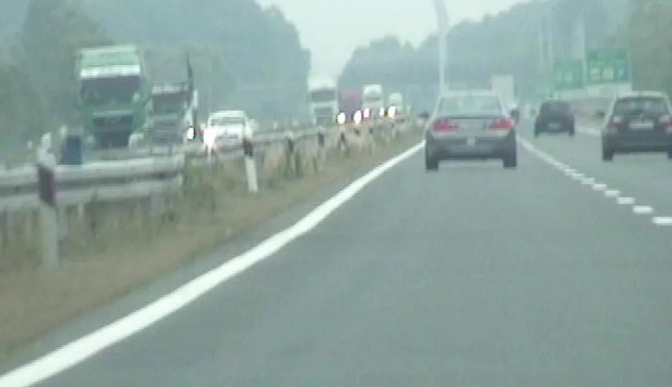 dovr&scaron;enim kriminalističkim istraživanjem nad 18-godi&scaron;njakom utvrđeno je da je dana 3. travnja oko 12 sati, na dionici autoceste A3 (na području Slavonskog Broda), upravljao vozilom brzinom od 163 km/h (dok je brzina prometnim znakom ograničena na 130 km/h), pri čemu je suvozač (roditelj mladog vozača) snimku prekr&scaron;aja zabilježio i objavio na dru&scaron;tvenim mrežama.