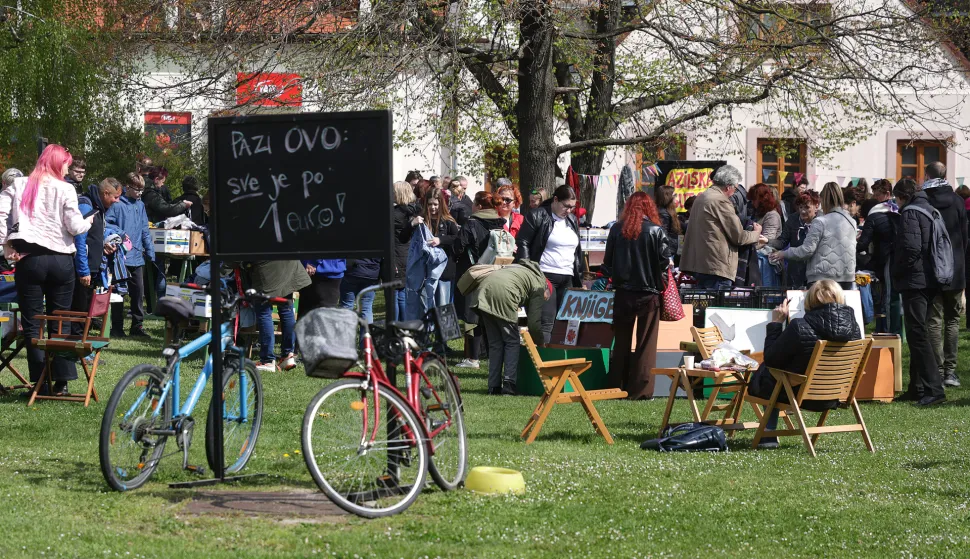 Osijek, 11. 04. 2026., Tvrđa, Posh-store, livada, sve po 1 Euro SNIMIO BRUNO JOBST