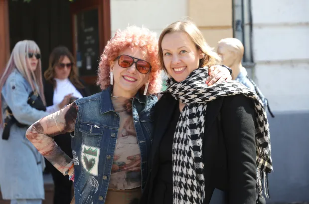 Osijek, 11. 04. 2026., Sunčana ulica, Sunčani pop-up, pop-rock ekipa 1- nastup, dizajnerice, secon hand shop, Željka Fuderer Levak- Elastichna; Ivona Mene&scaron; LevakSNIMIO BRUNO JOBST
