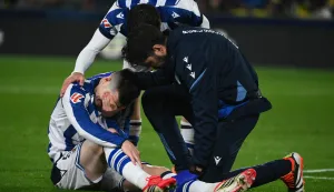 Real Sociedad's Spanish defender #05 Igor Zubeldia (L) receives assistance after sustaining an injury during the Spanish league football match between Villarreal CF and Real Sociedad at La Ceramica Stadium in Vila-real on March 20, 2026. (Photo by JOSE JORDAN/AFP)