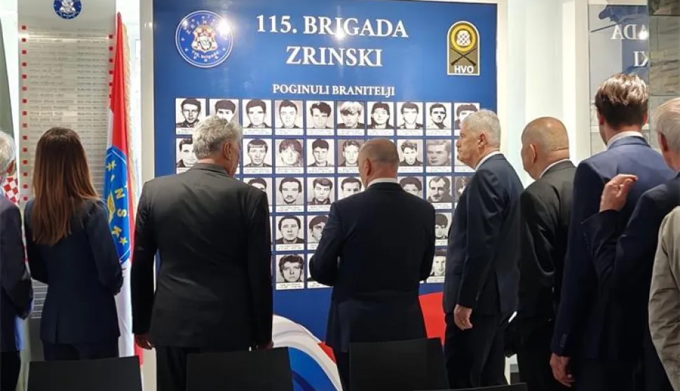 MOSTAR, 11. travnja 2026. (Hina) - Spomen soba za 48 poginulih branitelja 115. brigade "Zrinski" Hrvatskoga vijeća obrane (HVO) otvorena je u subotu nedaleko Tuzle, čemu je nazočio i potpredsjednik Vlade i ministar hrvatskih branitelja Tomo Medved koji je poručio da njihova žrtva nikada neće biti zaboravljena. 