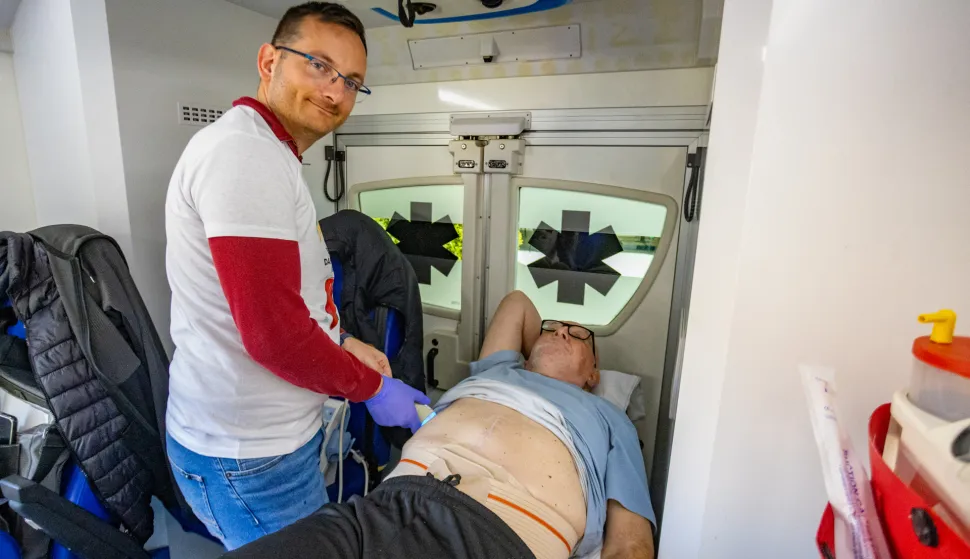 11.04.2026.Pula-OB Pula pridruzila se obiljezavanju Svjetskog dana jetre, s ciljem podizanja svijesti o vaznosti ocuvanja zdravlja jetre i prevencije jetrenih bolesti pa je organizirana javnozdravstvena akcija na kojoj su gradjani mogli besplatno odraditi neinvazivno mjerenje elasticnosti jetre (FibroScan) u sanitetskom vozilu. Cilj ove promotivne aktivnosti je skrenuti pozornost na sve veci javnozdravstveni problem masne jetre, cija je ucestalost u porastu te predstavlja znacajan zdravstveni izazov. Photo: Srecko Niketic/PIXSELL