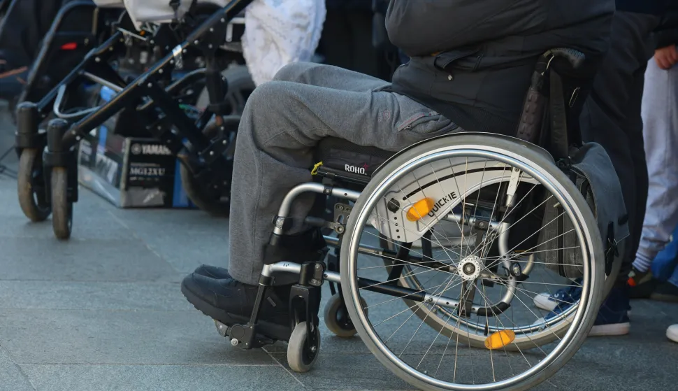 06.10.2025., Knin - Prosvjed roditelja zbog ukidanja pomocnika u nastavi. Roditeljima su podrsku dosli dati i brojni gradjani. Photo: Hrvoje Jelavic/PIXSELL Photo: Hrvoje Jelavic/PIXSELL