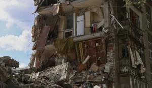 Ruske snage pojačavaju pritisak na Avdiivku i HersonKIJEV, 23. listopada 2023. (Hina/Reuters) - Ruske snage s ciljem obuzdavanja četveromjesečne ukrajinske protuofenzive nastavile su u nedjelju nepopustljiv pritisak na razoreni grad Avdiivku na istoku i pojačale granatiranje u južnom području Hersona.