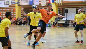 sport...vinkovci...18.09.2021.rukomet; paket 24 premijer liga, liga a; 02. kolo; spacva (narancasti) - karlovac (zuti)- 13 vignjevic marko; foto Gordan Panić