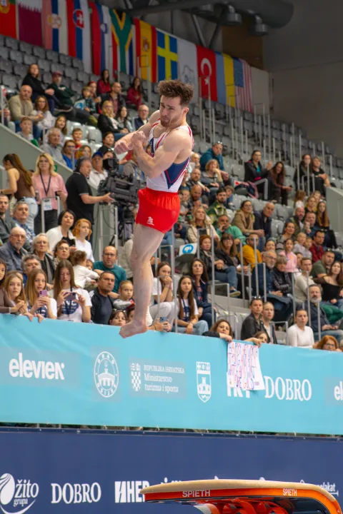 Osijek, 12. 4. 2026., DOBRO World Cup - finaleHarry Hepworth; DOBRO World Cup; gimnastika; sport; Gradski vrt; natjecatelji; preskok