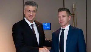 Zagreb, 12.04.2026 - Hrvatski premijer Andrej Plenković čestitao je u nedjelju vođi mađarske oporbe Peteru Magyaru na uvjerljivoj izbornoj pobjedi i poručio da se Hrvatska želi unaprijediti političku, gospodarsku i energetsku suradnju s Mađarskom. "Upravo sam se telefonski čuo s Peterom Magyarom i čestitao na uvjerljivoj pobjedi na izborima u Mađarskoj. Uz jasan mandat mađarskih birača poželio sam mu brzo i uspje&scaron;no formiranje nove vlade te puno uspjeha u radu", objavio je Plenković na X-u i kazao da se raduje daljnjem jačanju suradnje Hrvatske i Mađarske, kako na bilateralnoj, tako i na europskoj razini. foto HINA/ Platforma X/ @AndrejPlenkovic/ ik