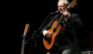 Osijek, 10. 01. 2025, KC Osijek. Jubilarni koncert Ibrice Jusića. Ibrica i pas, Japanska Akita, Simba.snimio GOJKO MITIĆ