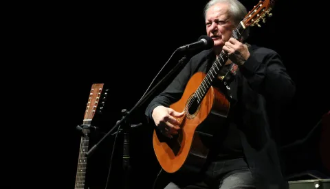 Osijek, 10. 01. 2025, KC Osijek. Jubilarni koncert Ibrice Jusića. Ibrica i pas, Japanska Akita, Simba.snimio GOJKO MITIĆ