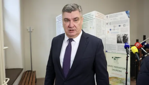 Zagreb, 28.01.2026 - Predsjednik Republike Zoran Milanović posjetio je Fakultet kemijskog inženjerstva i tehnologije Sveučili&scaron;ta u Zagrebu. Sastao se sa članovima Uprave Fakulteta te obi&scaron;ao znanstvene i studentske laboratorije uz predstavljanja istraživanja. Na slici predsjednik Milanović dao je izjavu za medije.foto HINA/ Damir&nbsp;SENČAR/&nbsp;ds