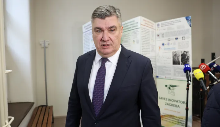 Zagreb, 28.01.2026 - Predsjednik Republike Zoran Milanović posjetio je Fakultet kemijskog inženjerstva i tehnologije Sveučili&scaron;ta u Zagrebu. Sastao se sa članovima Uprave Fakulteta te obi&scaron;ao znanstvene i studentske laboratorije uz predstavljanja istraživanja. Na slici predsjednik Milanović dao je izjavu za medije.foto HINA/ Damir&nbsp;SENČAR/&nbsp;ds