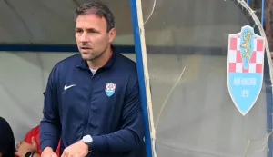 Vukovar, 10.09.2025. - Stadion u Borovo naselju. Utakmica ?esnaestine finala Hrvatskog nogometnog kupa Vukovar 1991 - Cibalia. Na fotografiji Gordon Schildenfeld, trener HNK Vukovar 1991.foto HINA/Gordan Pani?/ gp