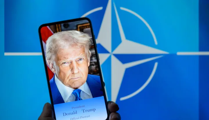 The official White house portrait photo of President Donald Trump is being displayed on a mobile phone with the NATO - OTAN in the background, seen in this photo illustration. Taken in Brussels, Belgium, On 25 January 2025. (Jonathan Raa/Sipa USA) *** Strictly for editorial news purposes only *** Photo: Jonathan Raa/SIPA USA