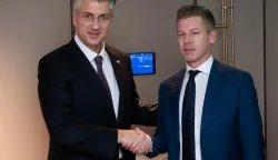Zagreb, 12.04.2026 - Hrvatski premijer Andrej Plenković čestitao je u nedjelju vođi mađarske oporbe Peteru Magyaru na uvjerljivoj izbornoj pobjedi i poručio da se Hrvatska želi unaprijediti političku, gospodarsku i energetsku suradnju s Mađarskom. "Upravo sam se telefonski čuo s Peterom Magyarom i čestitao na uvjerljivoj pobjedi na izborima u Mađarskoj. Uz jasan mandat mađarskih birača poželio sam mu brzo i uspje&scaron;no formiranje nove vlade te puno uspjeha u radu", objavio je Plenković na X-u i kazao da se raduje daljnjem jačanju suradnje Hrvatske i Mađarske, kako na bilateralnoj, tako i na europskoj razini. 