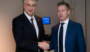 Zagreb, 12.04.2026 - Hrvatski premijer Andrej Plenković čestitao je u nedjelju vođi mađarske oporbe Peteru Magyaru na uvjerljivoj izbornoj pobjedi i poručio da se Hrvatska želi unaprijediti političku, gospodarsku i energetsku suradnju s Mađarskom. "Upravo sam se telefonski čuo s Peterom Magyarom i čestitao na uvjerljivoj pobjedi na izborima u Mađarskoj. Uz jasan mandat mađarskih birača poželio sam mu brzo i uspje&scaron;no formiranje nove vlade te puno uspjeha u radu", objavio je Plenković na X-u i kazao da se raduje daljnjem jačanju suradnje Hrvatske i Mađarske, kako na bilateralnoj, tako i na europskoj razini. 