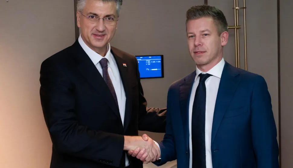 Zagreb, 12.04.2026 - Hrvatski premijer Andrej Plenković čestitao je u nedjelju vođi mađarske oporbe Peteru Magyaru na uvjerljivoj izbornoj pobjedi i poručio da se Hrvatska želi unaprijediti političku, gospodarsku i energetsku suradnju s Mađarskom. "Upravo sam se telefonski čuo s Peterom Magyarom i čestitao na uvjerljivoj pobjedi na izborima u Mađarskoj. Uz jasan mandat mađarskih birača poželio sam mu brzo i uspje&scaron;no formiranje nove vlade te puno uspjeha u radu", objavio je Plenković na X-u i kazao da se raduje daljnjem jačanju suradnje Hrvatske i Mađarske, kako na bilateralnoj, tako i na europskoj razini. 
