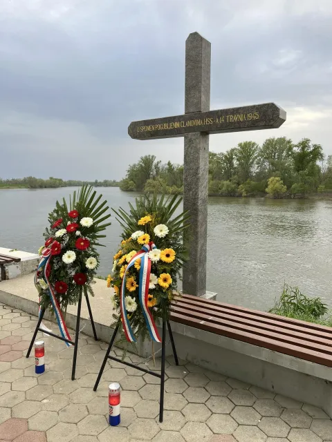 Križ na savskoj &scaron;etnici u Županjiarhiva