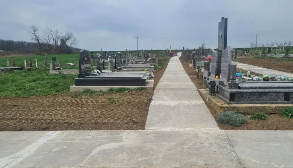 Novi nogostupi na groblju u Vinkovačkim Banovcima.
