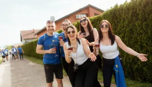 uz dobro dru&scaron;tvo i kapljicu vina 