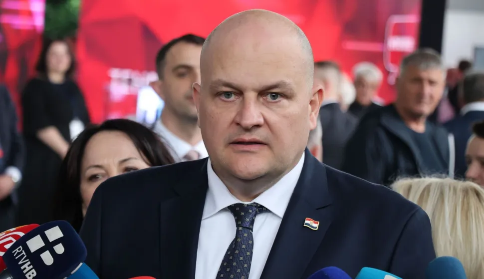 Mostar, 14.4.2026.- Ministar gospodarstva Ante ?u?njar izjavio je na marginama Me?unarodnog sajma gospodarstva u Mostaru da nakon nedjeljnih izbora o?ekuje pobolj?anje odnosa izme?u Hrvatska i Ma?arska, ocijeniv?i da je rije? o prilici za novi po?etak, napose oko energetskih pitanja. foto HINA/ FENA/ Emanuel Soca/ ua